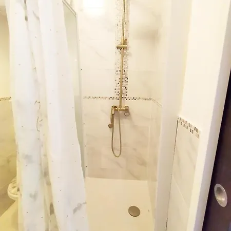 La Fontaine O Roses-disneyland Paris- Shuttle To Train Station, Disneyland And Malls Chalifert