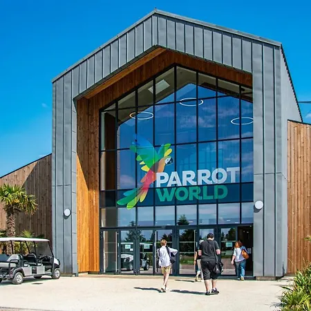 La Fontaine O Roses-disneyland Paris- Shuttle To Train Station, Disneyland And Malls *