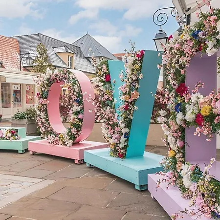 La Fontaine O Roses-disneyland Paris- Shuttle To Train Station, Disneyland And Malls
