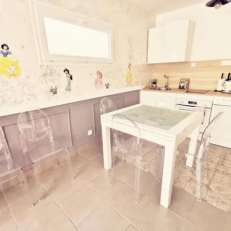 La Fontaine O Roses-disneyland Paris- Shuttle To Train Station, Disneyland And Malls * Chalifert